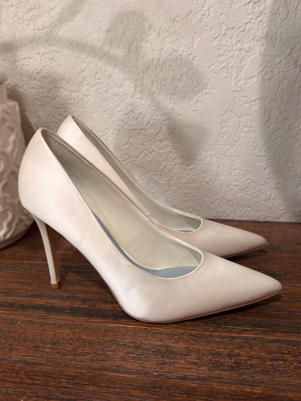 Nine West Elegant Women's Pointed Toe Stiletto Pumps in Ivory / cream color 8M
